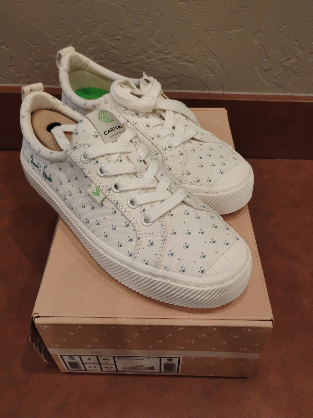 Cariuma Marie Kondo OCA Low Off White Canvas Sneakers with Blue Star Print